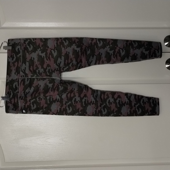 Fabletics size Large stretch camo leggings 24" inseam pink green - Picture 4 of 7